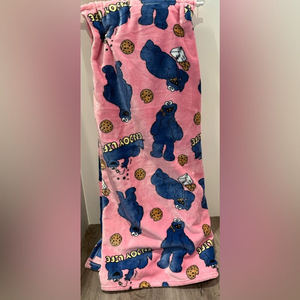 Absolutely Adorable Sesame Street Cookie Monster Throw- 60x70 inches- NWT - Picture 4 of 4